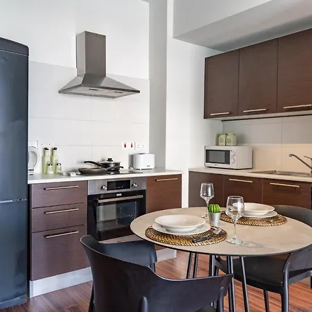Harbor 204: Stylish 1-bedroom In ラルナカ